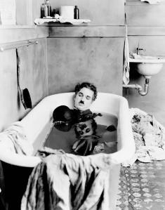 Charlie-Chaplin-baignoire